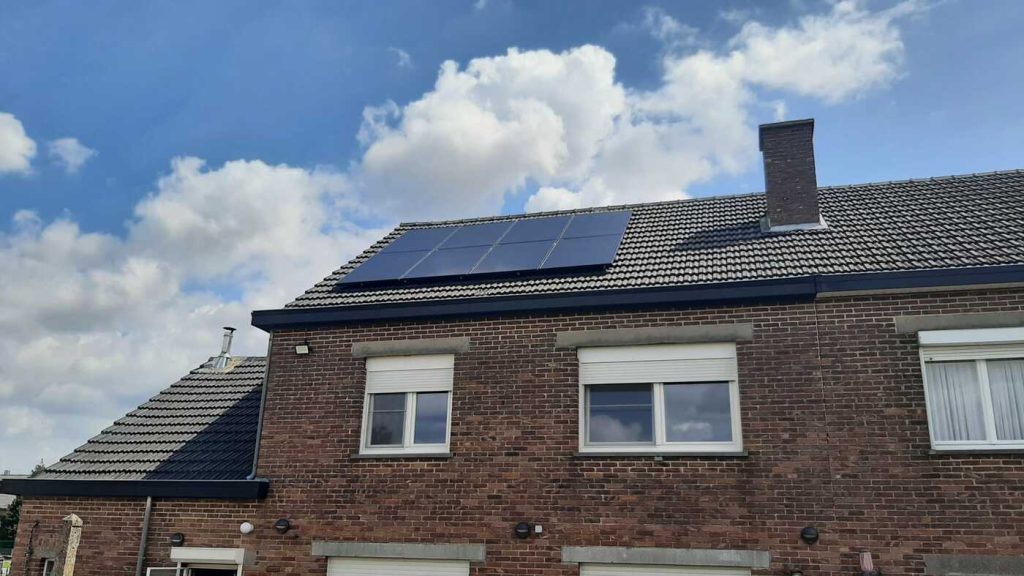 Bij deze woning in Gingelom zijn 16 JINKO Full Black zonnepanelen van 430 Wp geplaatst, gekoppeld aan een Huawei SUN2000-4.6KTL-L1 omvormer. De installatie, uitgevoerd door zonnepanelenexpert Zero Power, levert een jaarlijkse energieopbrengst van ongeveer 5.779 kWh. Daarnaast is een Huawei thuisbatterij toegevoegd om het rendement van de opgewekte stroom te maximaliseren.

Zonnnepanelen Gingelom 